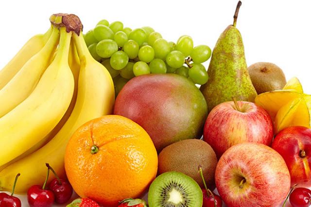 foto cane mangia frutta